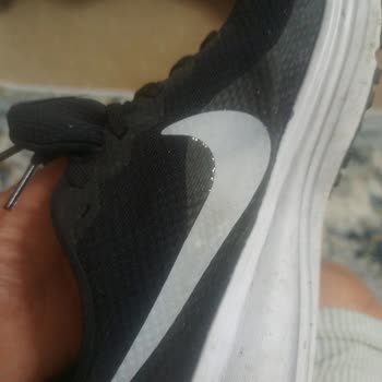 Nike Ayakkabı Logom Temizleme Ürünüyle Soldu, Mağaza Sorumluluk Reddi
