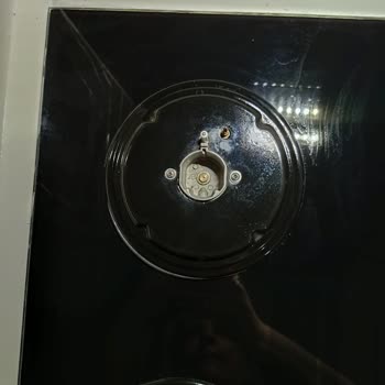 Kumtel Servisi Ocağın Altındaki Plastik Parçaları Görünür Bırakarak Güvenlik Riski Yaratıyor