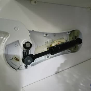 Amortisör Bozulduğundan Mutfak Dolabı Kapağı Açılmıyor