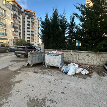 Etimesgut Alsancak Mahallesi Çöp Konteyner Çevresindeki Dağınık Atık Ve Kırık Kaldırım Sorunları