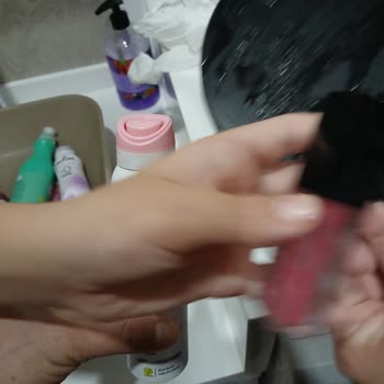 Emotion Deodorant Sızdırması Ruj Ve Banyo Düzenleyicisine Hasar Verdi