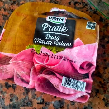 Maret Pratik Dana Macar Salamının İçinde Mavi Plastik Parça