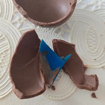 Çocukların Sağlığını Tehdit Eden Şölen Yumurtasındaki Plastik Parçalar