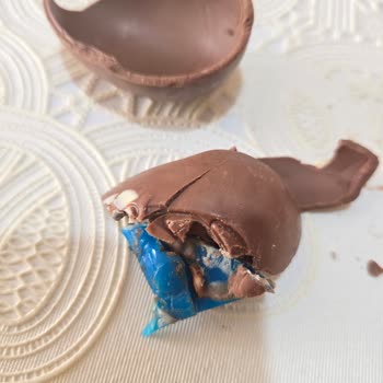 Çocukların Sağlığını Tehdit Eden Şölen Yumurtasındaki Plastik Parçalar