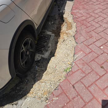 Karapınar Mahallesindeki Açık Kablo Ve Bozuk Asfalt Acil Onarım Gerektiriyor