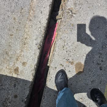 Karapınar Mahallesindeki Açık Kablo Ve Bozuk Asfalt Acil Onarım Gerektiriyor
