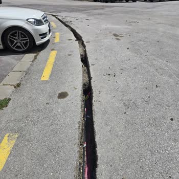Karapınar Mahallesindeki Açık Kablo Ve Bozuk Asfalt Acil Onarım Gerektiriyor