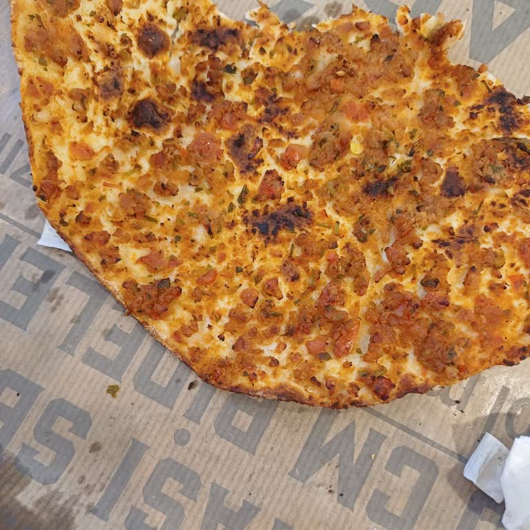 Ekşi Ve Kötü Kokulu Lahmacunla Mide Bulantısı, Çözüm Bulamayan Personel