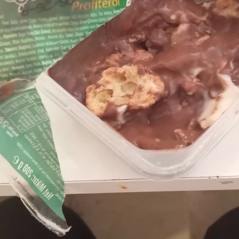 Balıkesir A101 Şubesinde Bozulmuş Profiterol Satışı