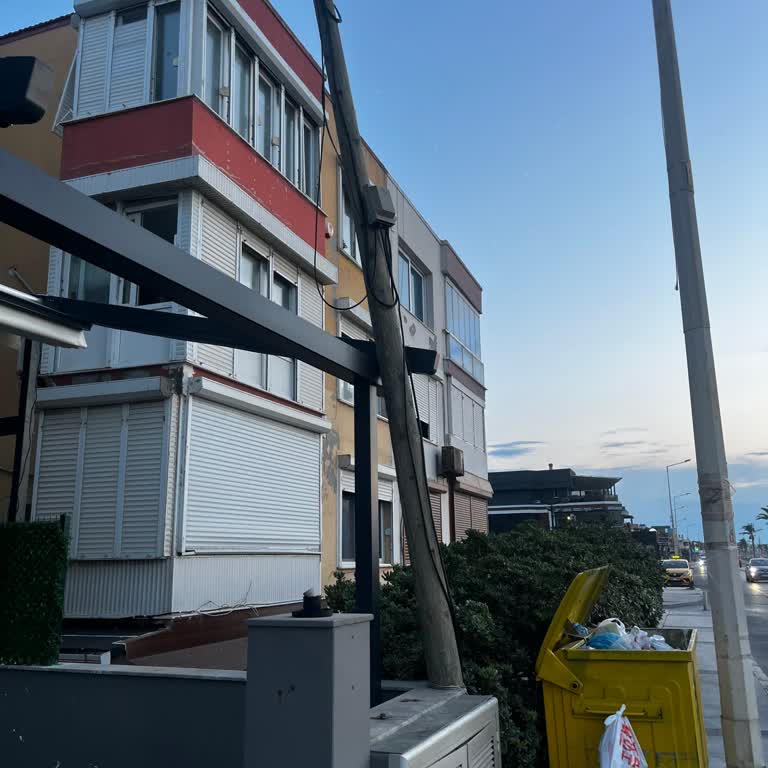 İş Yerimiz Önündeki Eğik Haberleşme Direği Güvenlik Riski Ve Açılış Gecikmesine Neden Oluyor