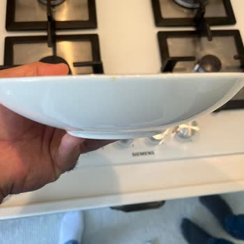 Hisar Tabak Ve Kaselerin Sırrında Çatlama, Kırılma Ve Lekelenmeler Oluştu