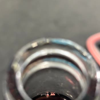 Coca-Cola Cam Şişede Kırmızı Parçacıklar Gıda Güvenliğini Tehdit Ediyor