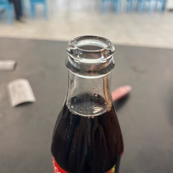 Coca-Cola Cam Şişede Kırmızı Parçacıklar Gıda Güvenliğini Tehdit Ediyor
