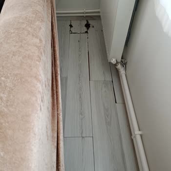 Teslim Edilen Koltuktaki Leke Ve Sivri Ayakların Parkeye Zarar Vermesi