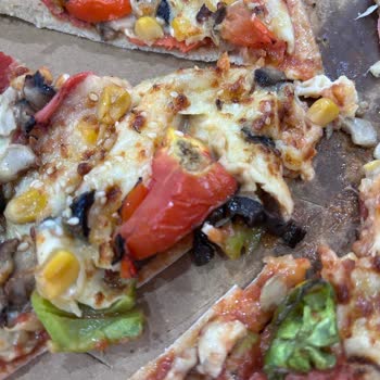 Domino's Pizza Kocaeli Darıca Şubesinde Özensiz Hazırlanmış Pizza Şikayeti
