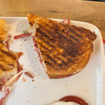 Yanmış Tost, Fazla Ücret Ve Saygısız Çalışanlar