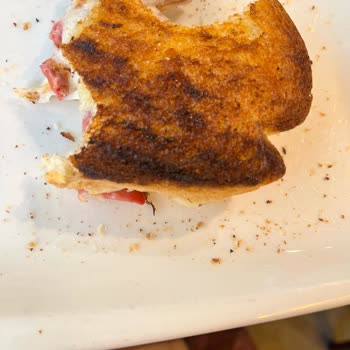 Yanmış Tost, Fazla Ücret Ve Saygısız Çalışanlar