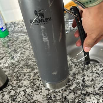 Stanley Termosunun Kulübü Kaynak Noktasından Koptu, Dış Kaplaması Çizildi