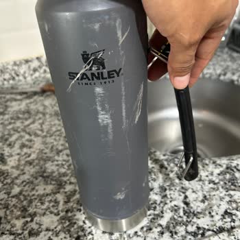 Stanley Termosunun Kulübü Kaynak Noktasından Koptu, Dış Kaplaması Çizildi