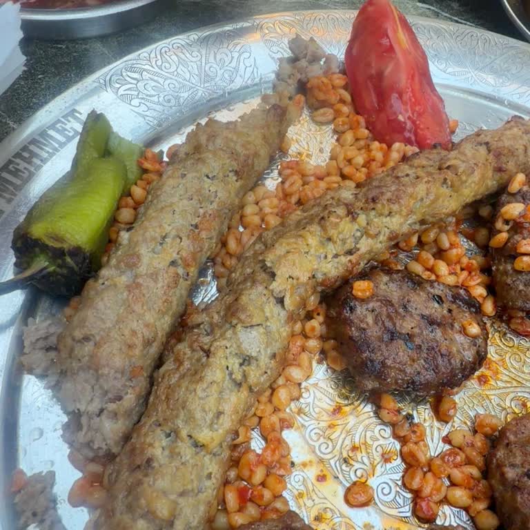 Kebap Renk Farklılığı Ve Sert Köfte Parçaları Mide Bulanması, 1400 TL Harcamanın Karşılığı Alınamadı