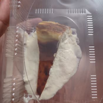 Lidya Pastanesi & Çikolata Cheesecake Erimiş Ve Dağılmış Şekilde Ulaştı
