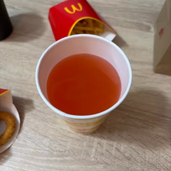 Pembe Kola Ve Eksik Soslu Kalitesiz Hamburger Şikayetim