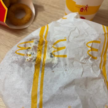 Pembe Kola Ve Eksik Soslu Kalitesiz Hamburger Şikayetim