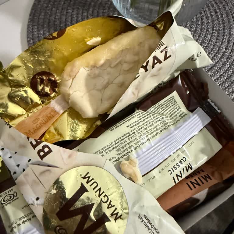 Magnum Mini Dondurmasında Ezilmiş Üç Parça Ve Jelimsi Sıvı Hijyen Sorunu