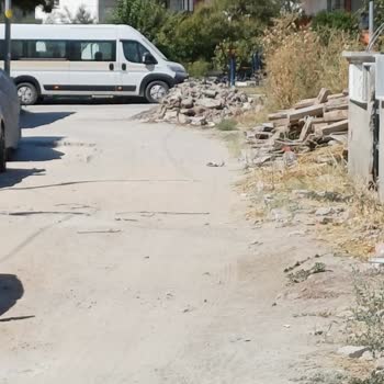 Dikili'de Doğalgaz Kazı Çukurları Yol Güvenliğini Tehlikeye Atıyor