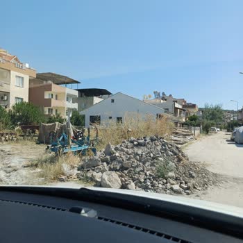 Dikili'de Doğalgaz Kazı Çukurları Yol Güvenliğini Tehlikeye Atıyor
