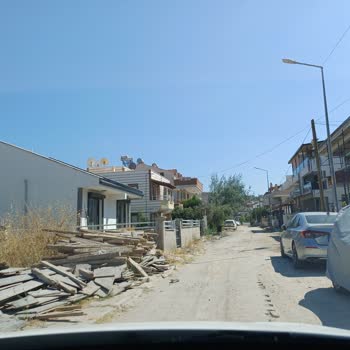Dikili'de Doğalgaz Kazı Çukurları Yol Güvenliğini Tehlikeye Atıyor