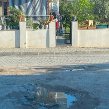 Dikili'de Doğalgaz Kazı Çukurları Yol Güvenliğini Tehlikeye Atıyor