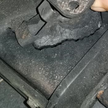 Yağmur Çapa Makinesinde Tekrarlayan Egzoz Yırtılmaları Ve Kalıcı Çözüm İsteği