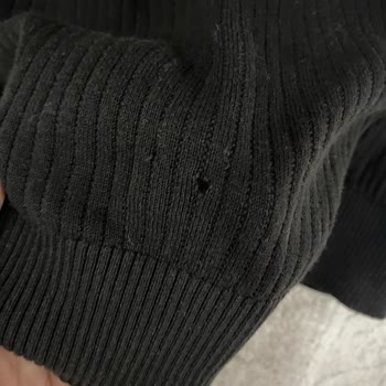 Zara'dan Alınan Pahalı Tişörtte Delik, Mağaza Tarafından Kullanıcı Hatası Olarak Reddedildi