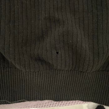 Zara'dan Alınan Pahalı Tişörtte Delik, Mağaza Tarafından Kullanıcı Hatası Olarak Reddedildi