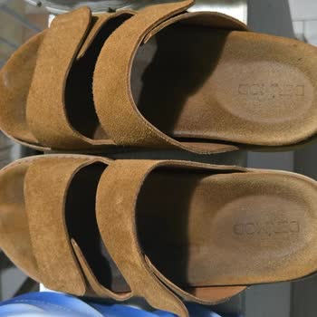Süet Terlikte Renk Geçmesi, Cilt Tahrişi Ve Sağlık Riski