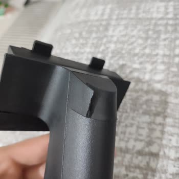 Kargo Ürünü Asansöre Bıraktı, Monitörde Çatlak Ve Kırık