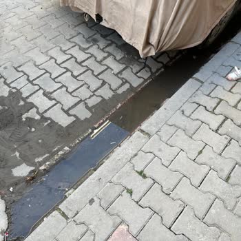 İncirtepe Mahallesindeki Kaldırımda Su Birikmesi Ve Çamur Sorunu Çözülmedi