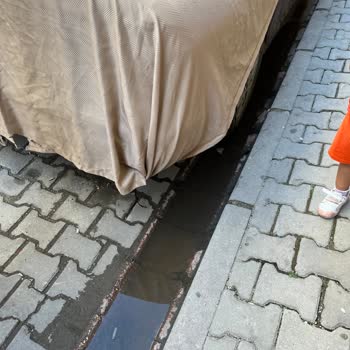 İncirtepe Mahallesindeki Kaldırımda Su Birikmesi Ve Çamur Sorunu Çözülmedi