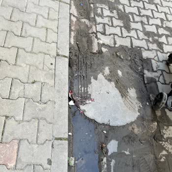 İncirtepe Mahallesindeki Kaldırımda Su Birikmesi Ve Çamur Sorunu Çözülmedi