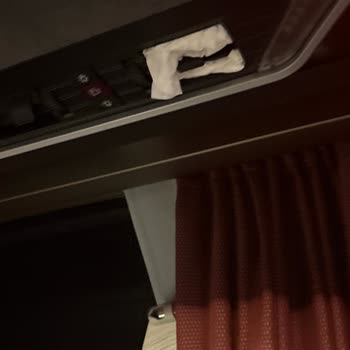 Bilgilendirme Olmadan Erkek Kadın Karşılıklı Oturma Ve Bozuk Araç