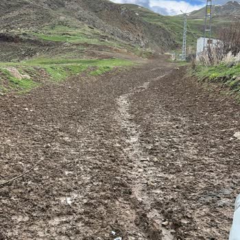 Parke Kilit Taşı Olmayan Yol Çamurla Kaplanıyor, Diyabetli Kızımızı Tehlikeye Atıyor