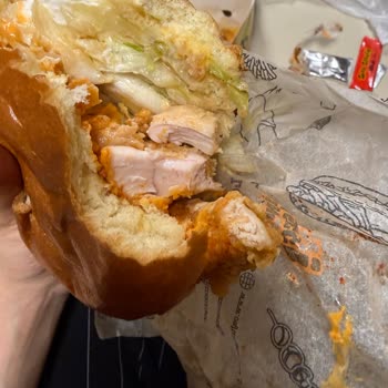 Cajun Corner Şubesinde Çiğ Tavuklu Burger Ve İade Talebi