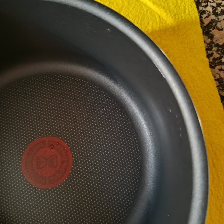 Tefal Indigo Setinde Dayanıklılık Sorunu: Kısa Sürede Çizik Ve Kulp Deformasyonu