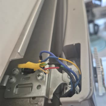 Kablolardaki Çatlama Nedeniyle Vestel Buzdolabı Dijital Ekranı Çözülüyor