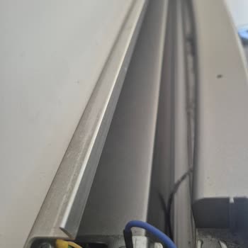 Kablolardaki Çatlama Nedeniyle Vestel Buzdolabı Dijital Ekranı Çözülüyor
