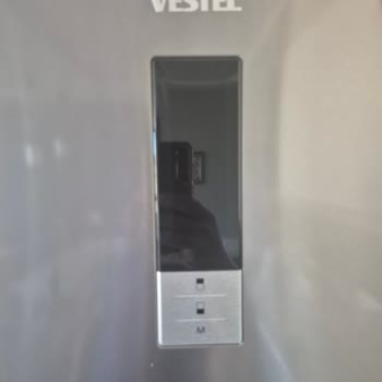 Kablolardaki Çatlama Nedeniyle Vestel Buzdolabı Dijital Ekranı Çözülüyor