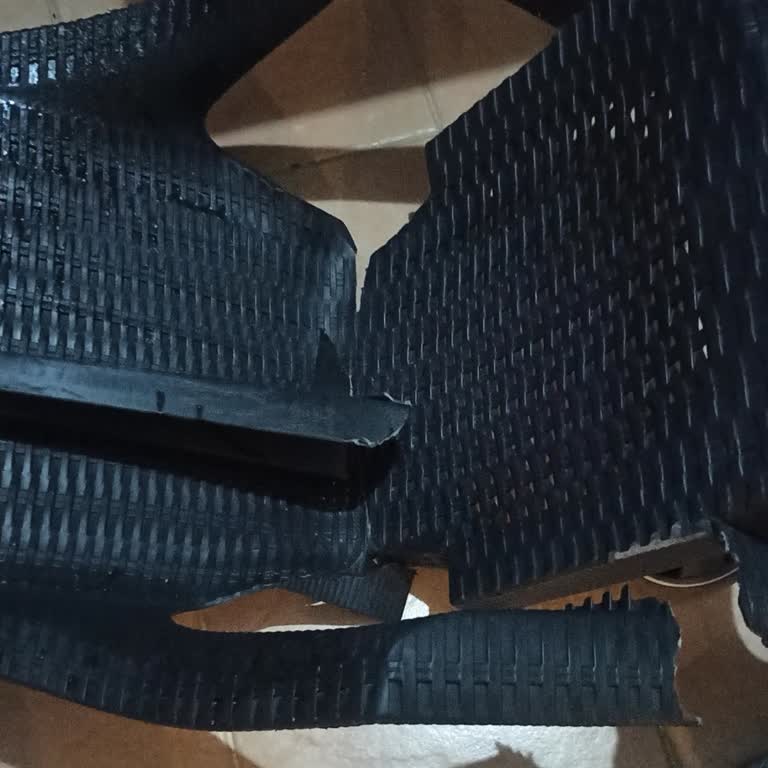 Kırılan Plastik Sandalyeler Ve Mağazanın Umursamaz Yaklaşımı