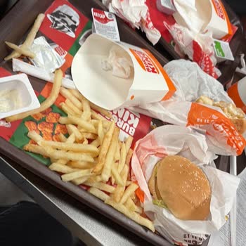 Kalitesiz Burger King Menüsü, Bayat Ekmek, Soğuk Patates Ve 540 TL Ücret