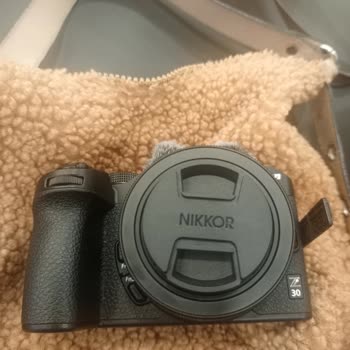 Cámara Nikon Z30 Nueva No Carga, Solicito Devolución